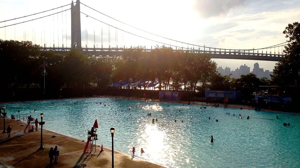Couple enjoying a free outdoor summer date in New York City